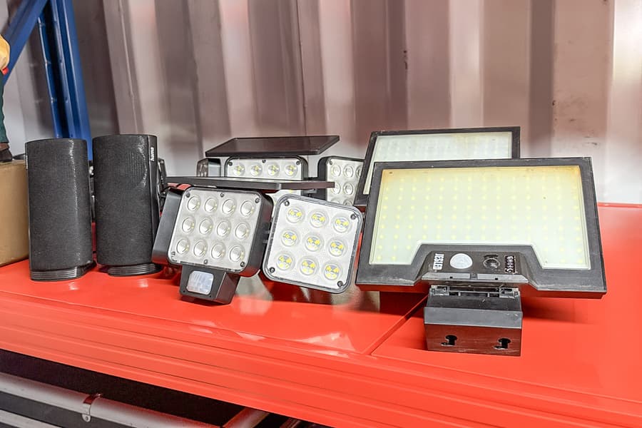 4 LED Strahler und 2 Lautsprecher